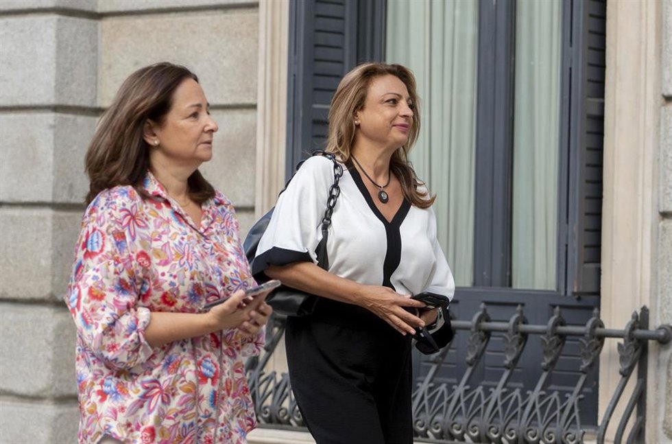 La única diputada de Coalición Canaria, Cristina Valido (d), a su llegada a la Sesión Constitutiva de la XV Legislatura en el Congreso de los Diputados, a 17 de agosto de 2023, en Madrid (España).