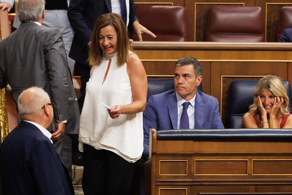 (I-D) El diputado de Sumar, Félix Alonso, la presidenta del Congreso, Francina Armengol, el presidente del Gobierno en funciones y secretario general del PSOE, Pedro Sánchez, y la líder de Sumar y vicepresidenta segunda, Yolanda Díaz.