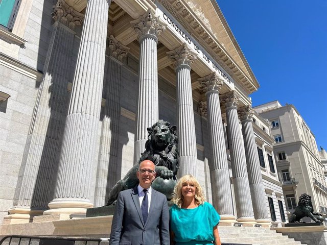 Alberto Catalán y María Caballero tras tomar posesión como diputado y senadora de UPN, respectivamente.