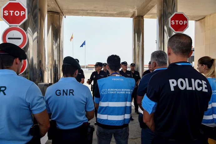 Archivo - Miembros de Frontex en la frontera de Ceuta