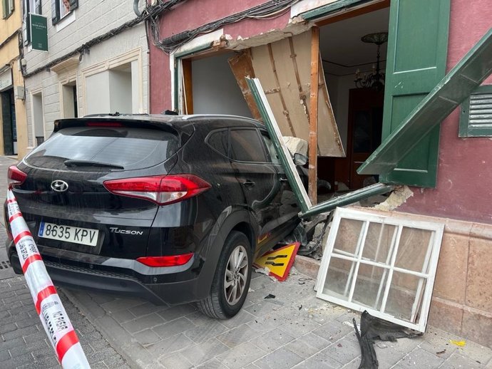 Coche empotrado contra un domicilio en la plaza Miranda de Maó.