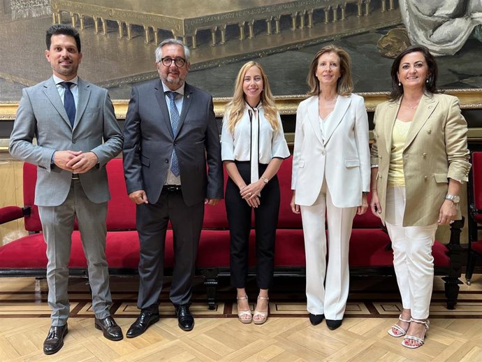 La Presidenta Del Parlamento Con Los Senadores Riojanos