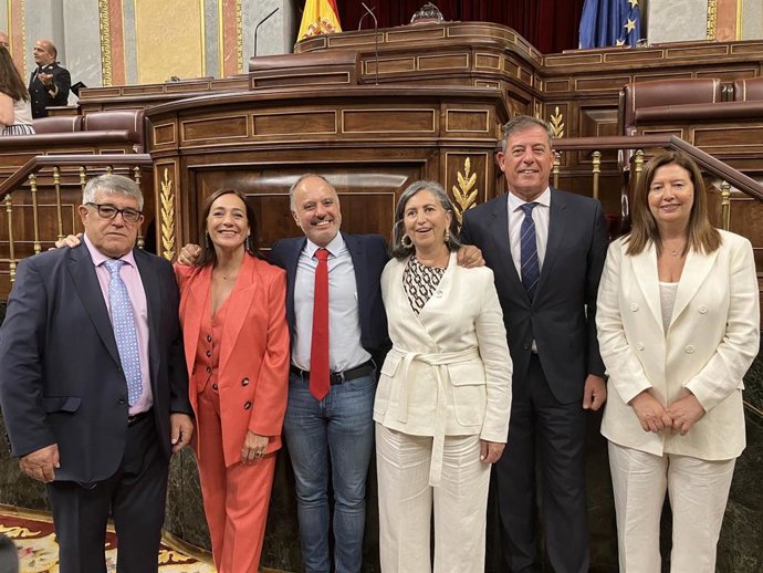 Los diputados socialistas gallegos Modesto Pose, Obdulia Taboadella, David Regades, Margarita Adrio, José Ramón Gómez Besteiro y Marga Martín en el Congreso.
