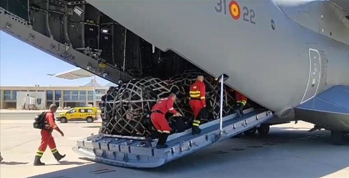 Efectivos de la UME embarcan en un A-400M en Morón