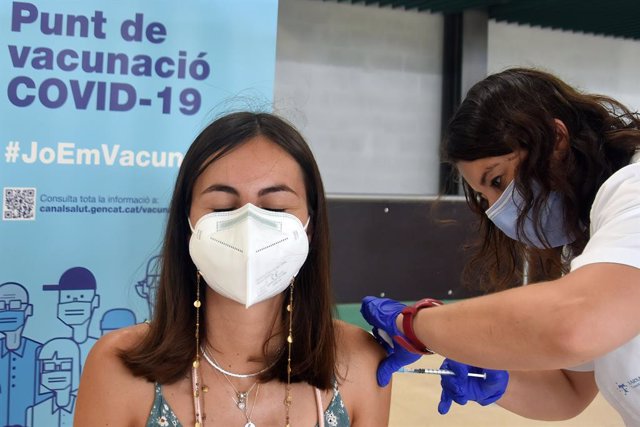 Archivo - 11 July 2021, Spain, Calafell: A nurse administers the first dose of Pfizer-BioNTech COVID-19 Vaccine to a woman at the Calafell Vaccination Center. Photo: Ramon Costa/SOPA Images via ZUMA Wire/dpa