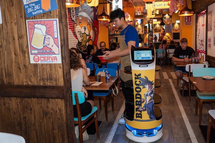 Imágenes del robot camarero ayudando a repartir comida japonesa en el restaurante Buga Ramen (Sevilla).