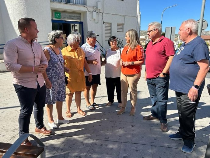 La alcaldesa de Baena, María Jesús Serrano, junto al diputado provincial del PSOE Antonio Oliván y el secretario de Política Institucional del PSOE cordobés, Esteban Morales, acompañados de vecinos.