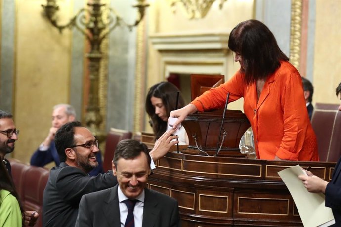 Antonio Hernando (PSOE) estrecha la mano a la presidenta del Congreso, Francina Armengol.