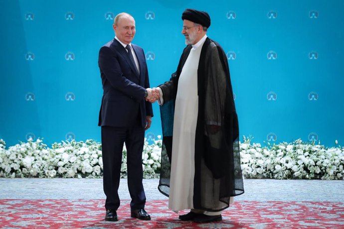 Archivo - July 20, 2022, Tehran, Tehran, Iran: A handout photo made available by the Iranian presidential office shows Iran's President EBRAHIM RAISI (R), Russian President VLADIMIR PUTIN (L), during a trilateral summit in Tehran, Iran, on 19 July 2022.