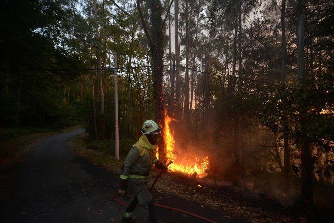 Bomberos trabajan para extinguir el fuego, a 9 de agosto de 2023, en Suevos, Arteixo, A Coruña, Galicia (España). Se ha iniciado el segundo incendio en menos de tres días en la parroquia de Suevos. Los bomberos del parque comarcal de Arteixo han activad