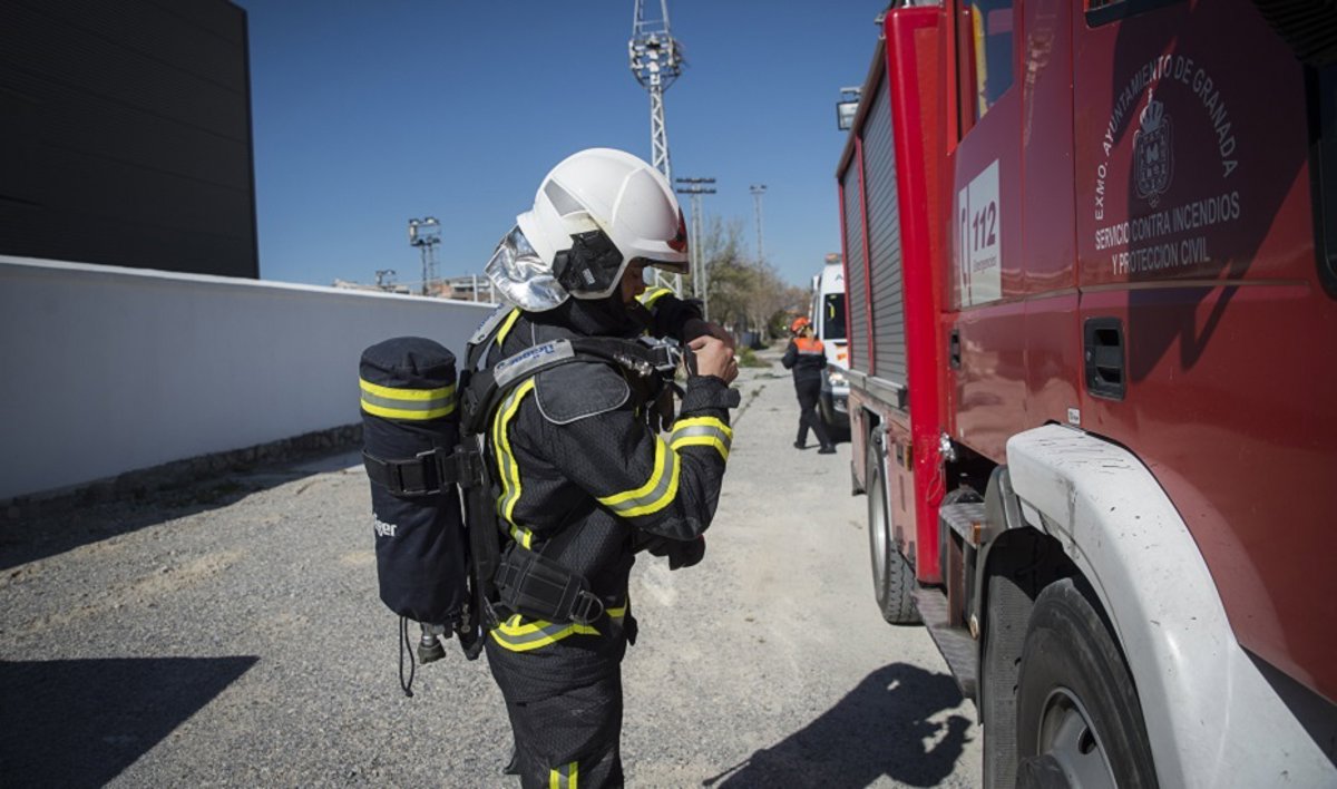 Arden dos camiones y un coche en el incendio de una nave de frutas y verduras en Cabra (Córdoba) Arden dos camiones y un coche en el incendio de una nave de frutas y verduras en Cabra (Córdoba)