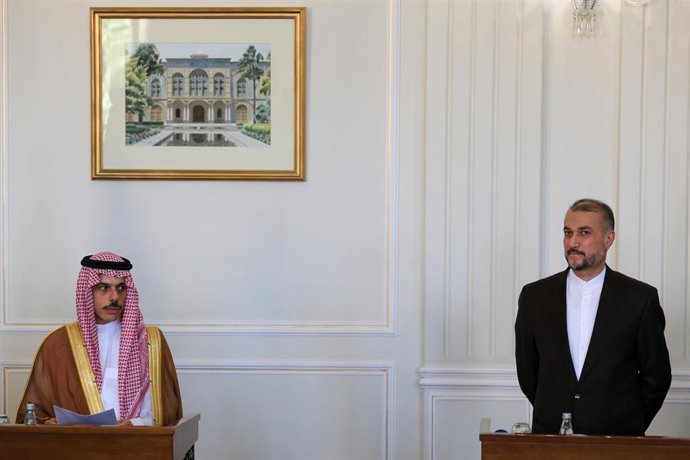 Archivo - El ministro de Exteriores de Irán, Hosein Amirabdolahian, y su homólogo saudí, Faisal bin Farhan
