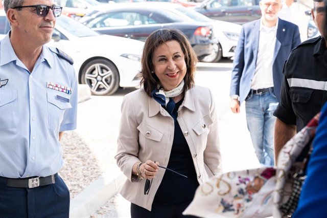 La ministra de Defensa en funciones, Margarita Robles, a su llegada a la despedida del jefe de la Unidad Militar de Emergencias, Luis Martínez Meijide, en la Base Aérea de Torrejón de Ardoz.