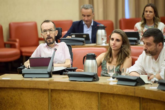 El exportavoz de Unidas Podemos en el Congreso, Pablo Echenique (1i), durante la reunión de la Diputación Permanente del Congreso de los Diputados, a 26 de julio de 2023, en Madrid (España). 