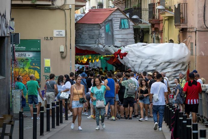 Numerosos vecinos y turistas asisten al primer día de celebración de la fiesta mayor del barrio de Grcia, a 15 de agosto de 2023, en Barcelona