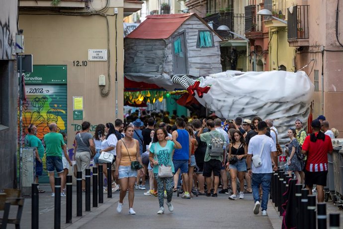 Nombrosos vens i turistes assisteixen al primer dia de celebració de la festa major del barri de Grcia, a 15 d'agost de 2023, a Barcelona