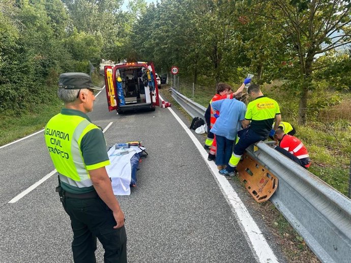 Sanitarios atienden al ciclista accidentado.