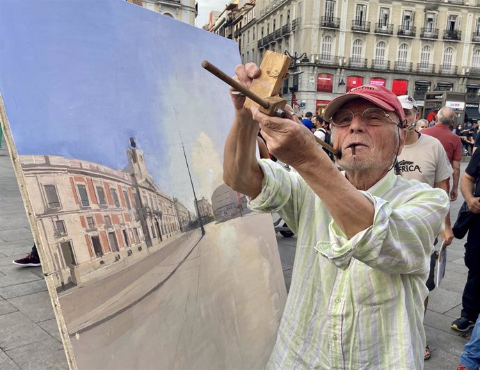 Archivo - El pintor Antonio López pinta en la Puerta del Sol, a 14 de julio de 2021, en Madrid (España). 