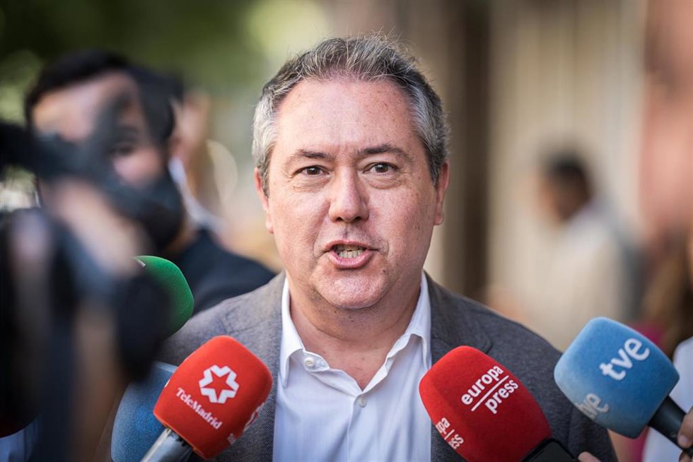 El secretario general del PSOE de Andalucía, Juan Espadas, atiende a los medios, tras conocer que es el candidato a la vicepresidencia del Senado, a su salida de la reunión de la Ejecutiva Federal del PSOE en la sede del partido, a 16 de agosto de 2023