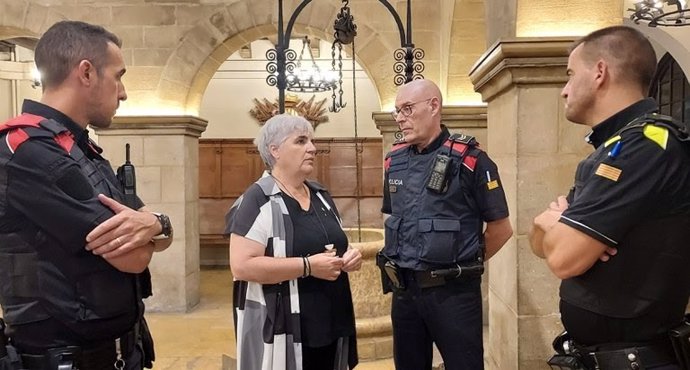 L'alcaldessa accidental de Lleida, Carme Valls, amb agents dels cossos de seguretat de la ciutat de Lleida