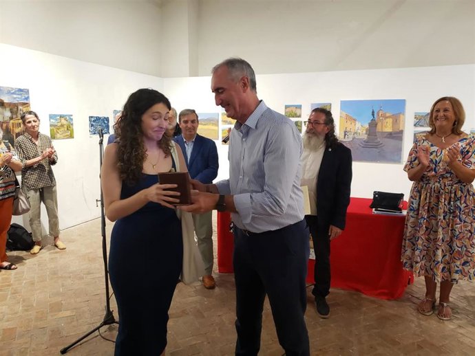 El alcalde de Segovia, José Mazarías, entrega la medalla de oro a la artista Paula Lisbona