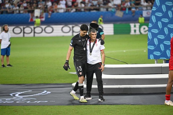 Jose Luis Mendilibar y Yassine Bono