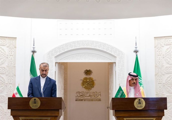 El ministro de Exteriores de Irán, Hosein Amirabdolahian (izquierda) y su homólogo saudí, Faisal bin Farhan (derecha)