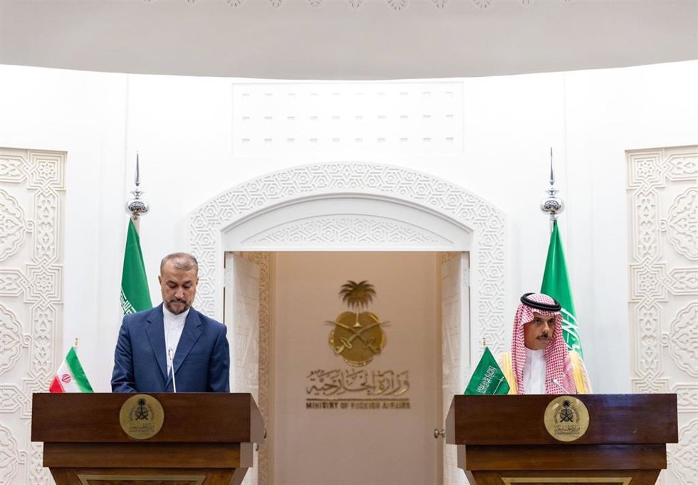 El ministro de Exteriores de Irán, Hosein Amirabdolahian (izquierda) y su homólogo saudí, Faisal bin Farhan (derecha)