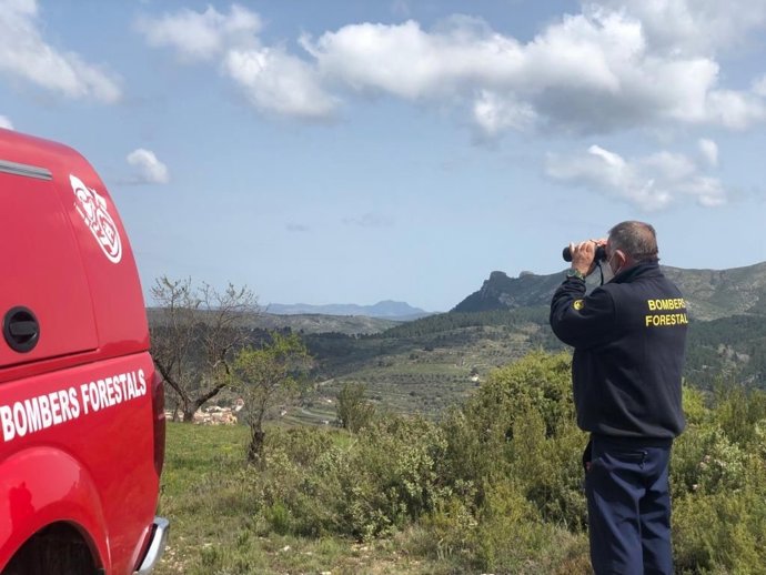 Archivo - Un bombero forestal de la Generalitat