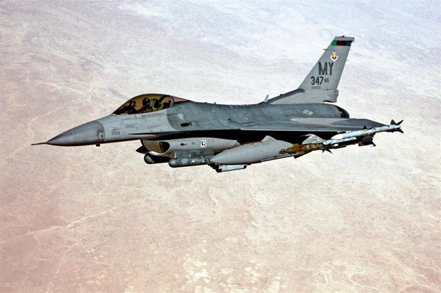 Archivo - Un caza modelo F-16A durante un vuelo