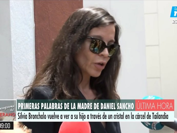 Silvia Bronchalo ha atendido a la prensa a las puertas de la prisión de Koh Samui