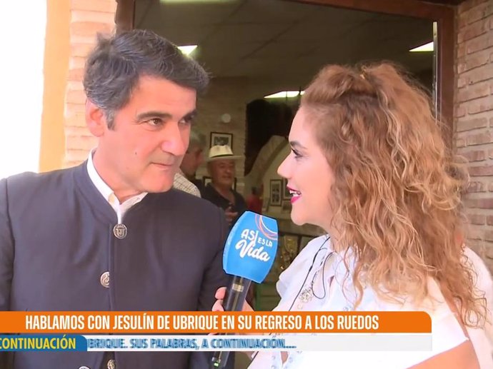 Beatriz Trapote, entrevistanto en directo a Jesús Janeiro para el programa 'Así es la vida'