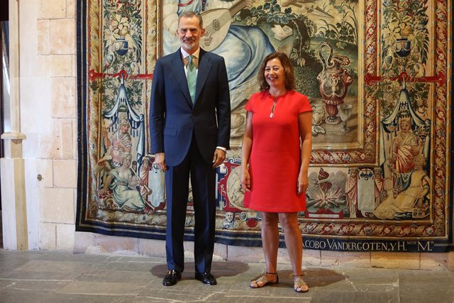 Archivo - El Rey Felipe VI y la presidenta del Govern, Francina Armengol, posan en el Palacio de la Almudaina, a 29 de julio de 2022, en Palma de Mallorca, Mallorca, Islas Baleares (España). El recibimiento se enmarca en los encuentros del Rey con los rep