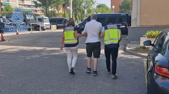 Detenido un hombre que vendió más de 100 títulos universitarios falsificados por Internet