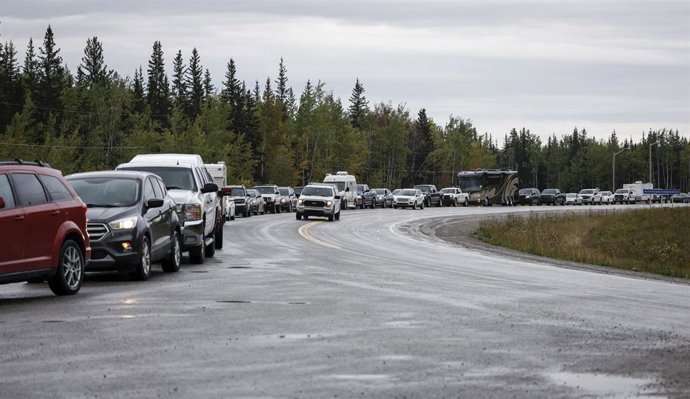 Vehículos hacen fila en una carretera cercana a Yellowknife