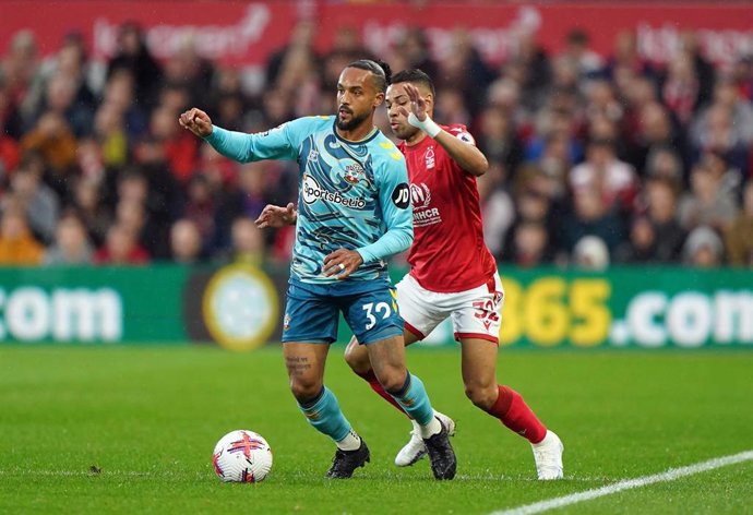 Archivo - Theo Walcott y Renan Lodi en un Nottingham Forest-Southampton de la Premier League