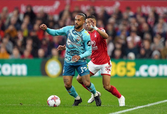 Archivo - 08 May 2023, United Kingdom, Nottingham: Southampton's Theo Walcott (L) and Nottingham Forest's Renan Lodi battle for the ball during the English Premier League soccer match between Nottingham Forest and Southampton at City Ground. Photo: Joe 