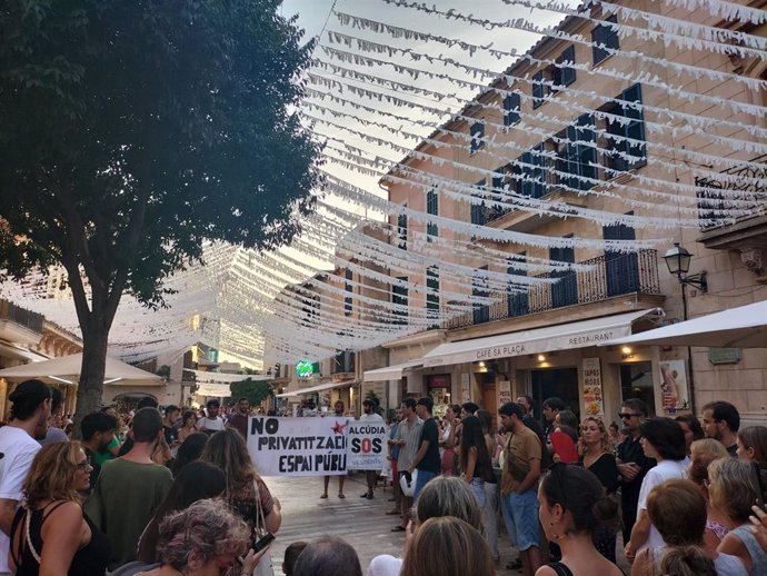 La organización Moviment Alcudienc en una acción en la plaza de la Constitució