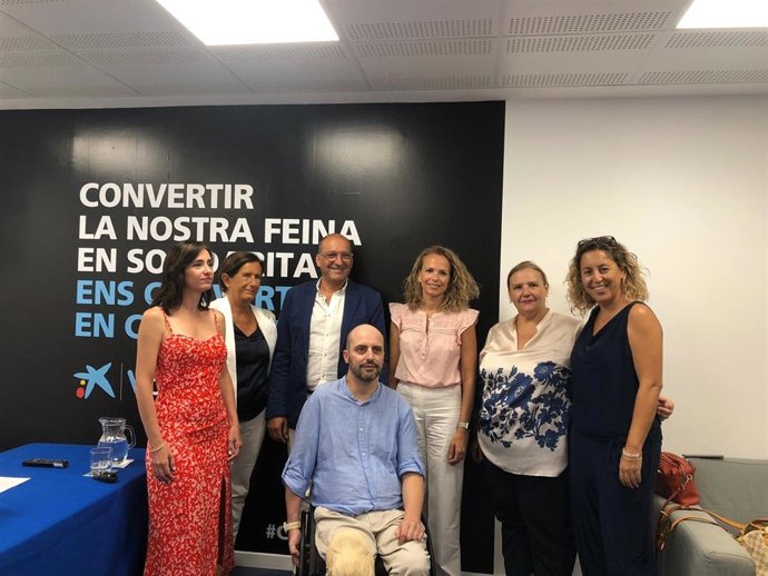 El presidente de la Asociación de Personas con Lesión Medular y otras Discapacidades Físicas (Aspaym) de Baleares, Alessandro Marinelli, junto a otras personas durante la presentación del sello de calidad de la entidad. 