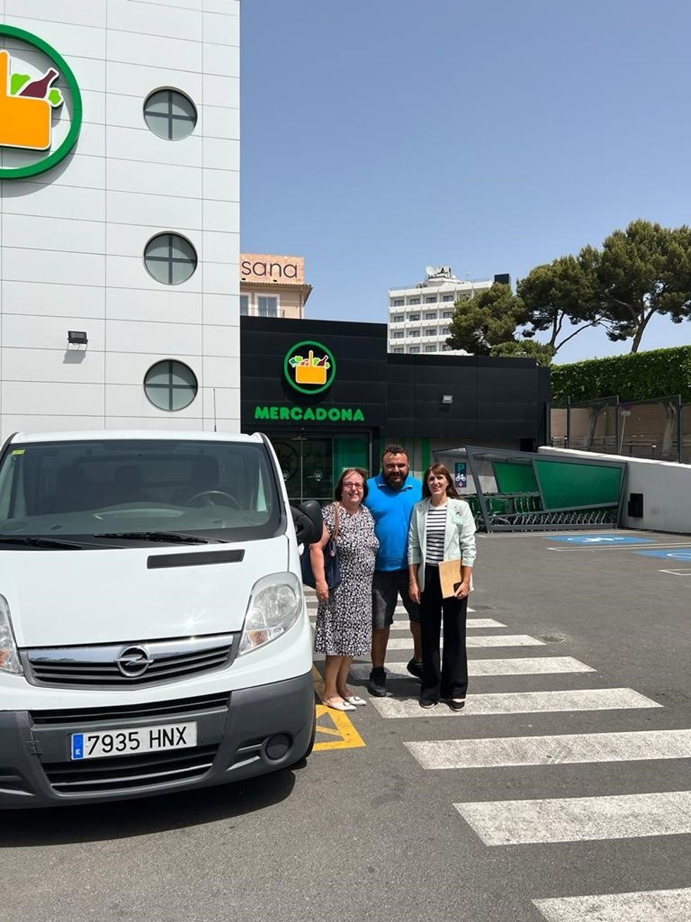 Entrega de la furgoneta por parte de Mercadona a la Fundación Barceló