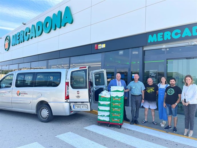 Representantes Mercadona y de la Asociación de Salud Mental de Águilas (AFEMAC) durante una de las entregas en 2023