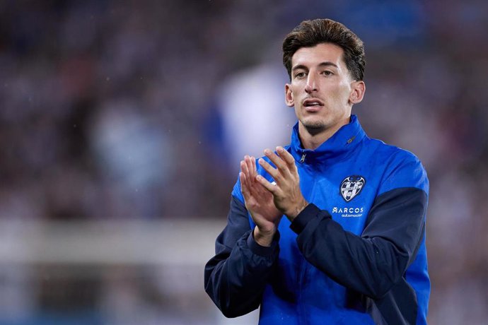 Archivo - El portero Dani Cárdenas (Levante UD) aplaude a la afición. 