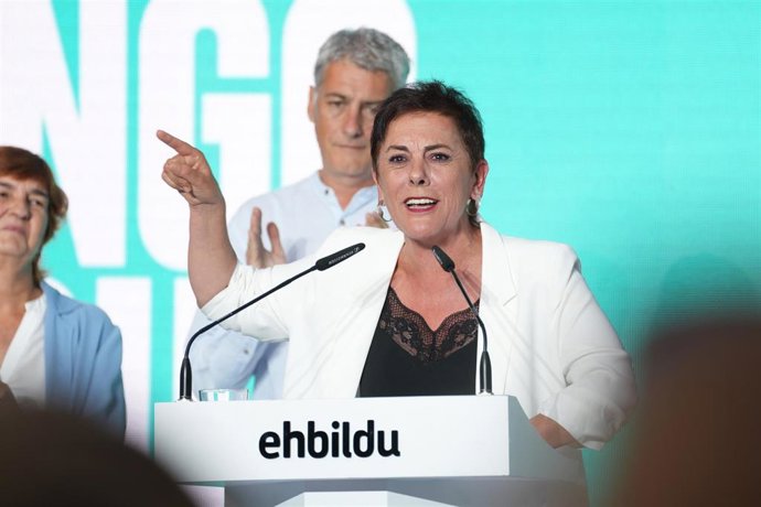 La cabeza diputada por Gipuzkoa de EH Bildu Mertxe Aizpurua interviene en un acto en San Sebastián