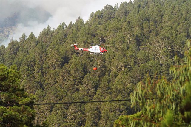 Un hidroavión lanza agua sobre el incendio forestal, a 17 de agosto de 2023, en La Orotava, Tenerife, Islas Canarias (España). 