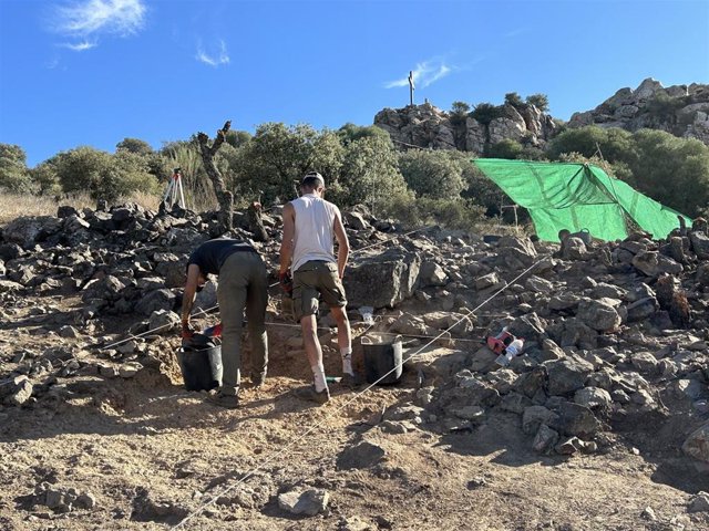 Proyecto de excavación arqueológica del poblado prehistórico en el entorno del Peñón de Peñarroya-Pueblonuevo.