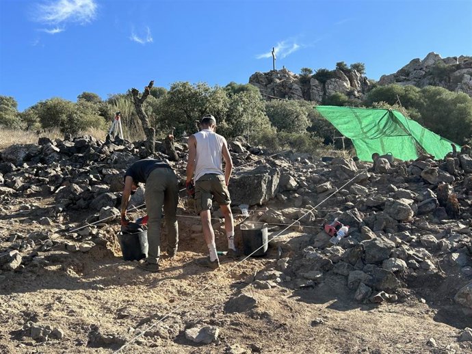 Proyecto de excavación arqueológica del poblado prehistórico en el entorno del Peñón de Peñarroya-Pueblonuevo.