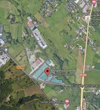 Choca contra varios coches aparcados en el Polígono de La Verde y tiene que ser liberado por los Bomberos