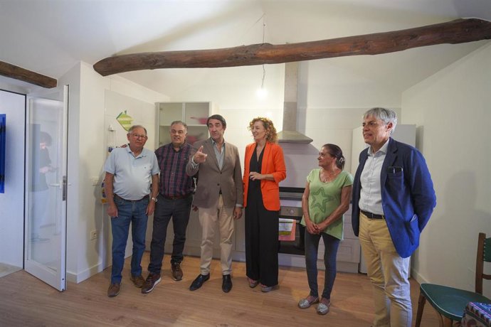 El consejero, Juan Carlos Suárez-Quiñones, visita las obras de rehabilitación de la vivienda de Santa Catalina de Somoza, cuya inversión concreta ha sido de 47.734 euros.