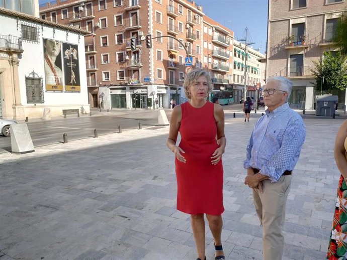 La concejala de Gobierno Abierto, Promoción Económica y Empleo, Mercedes Bernabé, y el pintor murciano Zacarías Cerezo, durante la rueda de prensa