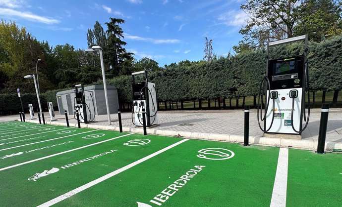 Archivo - Estación de recarga de vehículos eléctricos de Iberdrola en Vitoria